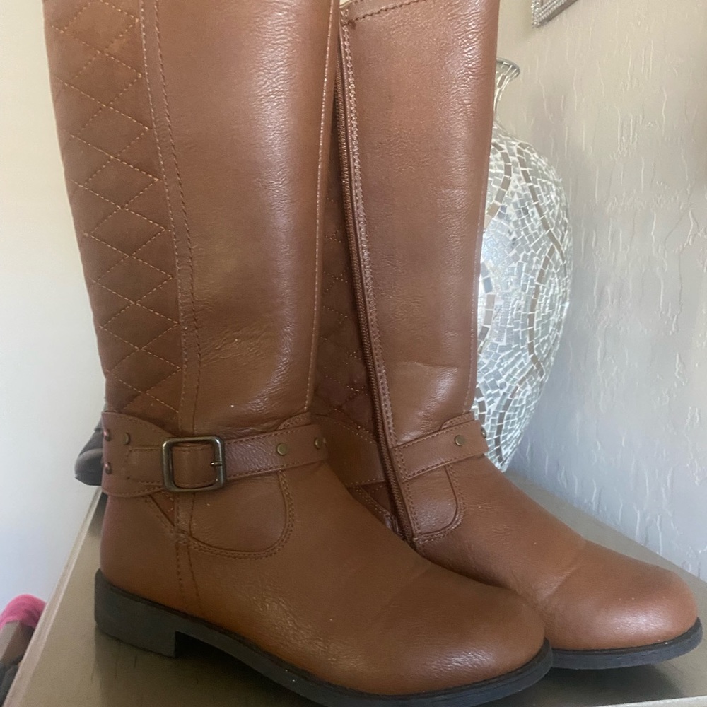 Kids boots lightly worn sz 4